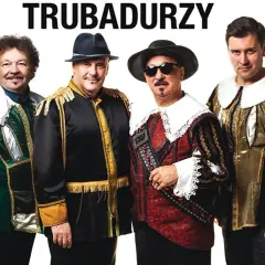 Czterech mężczyzn w barwnych strojach, przypominających stroje z epoki, pozuje do zdjęcia. Nad nimi widnieje napis "TRUBADURZY".