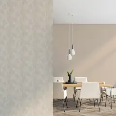 Zwei Tapeten kombinieren: Eine Wand mit geometrischem Muster, daneben ein Essbereich mit schlichter Wandfarbe, Holztisch und Stühlen.