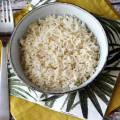 Schüssel mit lockerem Reis, daneben eine Gabel. Perfekt, wenn der Reis zu matschig ist, um ihn zu retten.