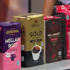 En rad kaffepackar med olika kaffesorter i Sverige: Arvid Nordquist, Löfbergs, Bellarom Gold, ICA Mellanrost och Gevalia.