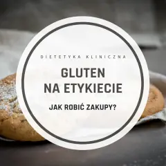 Ciasteczka posypane cukrem pudrem, na tle serwetki i mleka. Tekst: Gluten na etykiecie.