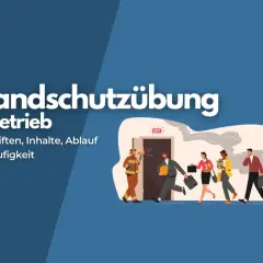 Brandschutzübung im Betrieb: Ein Feuerwehrmann weist Menschen mit Megafon den Weg durch eine rauchige Tür. Wichtige Infos für die Checkliste Sicherheitsbeauftragter.