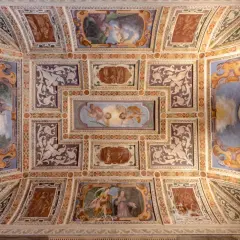 Soffitto affrescato della Certosa di Garegnano con scene sacre e decorazioni elaborate.