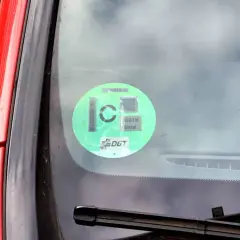 Pegatina DGT en parabrisas, indicando dónde poner pegatina ITV moto. Etiqueta C para diésel Euro 6.