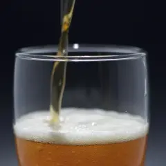 Alkohol po wyrwaniu zęba? Kiedy jest bezpieczny i co ryzykujesz?