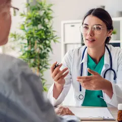 Lekarka wyjaśnia pacjentowi, biotyna co to jest i jak wpływa na zdrowie.
