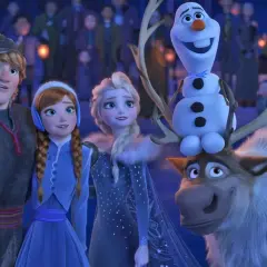 Kristoff, Anna, Elsa, Olaf und Sven in einer winterlichen Szene. Ein fröhlicher Moment aus der weihnachtsgeschichte film kinder.