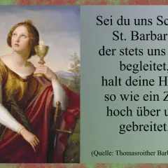 St. Barbara hält einen Kelch, ein Symbol des Glaubens. Ein Gebet bittet sie um Schutz, wie ein Zelt über uns gebreitet.