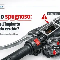 Manubrio moto con serbatoio freno aperto, mostra bolle d'aria e liquido sporco. Guida su come fare lo spurgo dei freni.