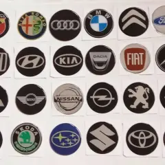 Kolekcja okrągłych znaków na samochodach: Abarth, Alfa Romeo, Audi, BMW, Citroen, Ford, Honda, Hyundai, Kia, Dacia, Fiat, Mercedes, Mitsubishi, Mini, Nissan, Opel, Peugeot, Renault, Seat, Skoda, Subaru, Suzuki, Toyota, Volkswagen.
