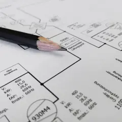 Ołówek na schemacie instalacji elektrycznej. Czy panele fotowoltaiczne trzeba zgłaszać? Dokumentacja techniczna zawiera dane urządzeń.