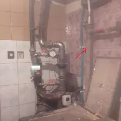 Instalacja grzewcza z pompą obiegową. Szukasz, czym zastąpić zawór różnicowy? Tu widać elementy instalacji.
