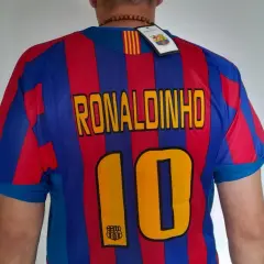 Koszulka FC Barcelona z nazwiskiem Ronaldinho i numerem 10. Klasyczny design z czerwono-niebieskimi pasami.