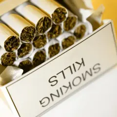 Otwarta paczka papierosów, na której widnieje napis "SMOKING KILLS". Zastanawiasz się, ile kosztują papierosy w Anglii?