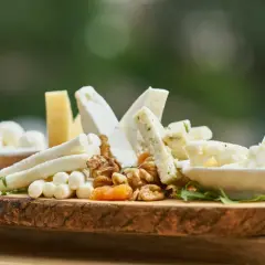 Deska serów z orzechami i suszonymi owocami.