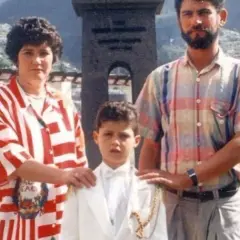 Młody Cristiano Ronaldo w białym garniturze, z rodzicami. Jose Dinis Aveiro, jego ojciec, stoi po prawej.