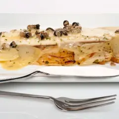 Delicioso pescado con patatas y salsa cremosa, ideal para tus segundos platos para Nochevieja.