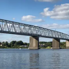 Lilla Bältbron, en imponerande järnvägsbro, sträcker sig över vattnet. Dess pris är väl värt den natursköna utsikten och den viktiga förbindelsen den utgör.
