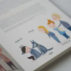 Ilustracja z książki "Pucio kolejność" pokazuje rodzinę: Pucio, Maja, Ciocia i Wujek, a także dwa psy.