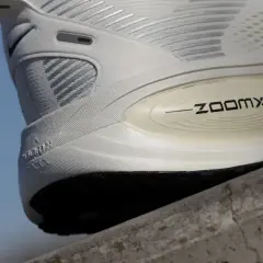 Biały but sportowy z napisem ZOOMX. To jest ten słynny "drop" w butach, który wpływa na komfort biegu.