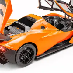 Pomarańczowy KTM X-Bow GT XR z otwartymi drzwiami i maską, ukazujący sportowy design i detale z włókna węglowego.