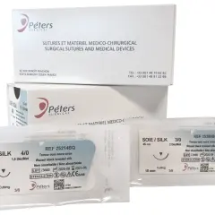 Opakowania z szwami chirurgicznymi Peters Surgical. Widać dwa pakiety z szwami jedwabnymi, w tym jeden z igłą tnącą.