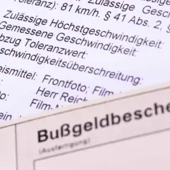 Bußgeldbescheid mit Details zur Geschwindigkeitsüberschreitung. Hier könnte man prüfen, ob ein Fahrverbot umgewandelt werden kann.