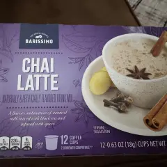 En låda Barissimo Chai Latte med en bild av en kopp chai latte. Lådan beskriver vad som innehåller chai latte: en blandning av ångad mjölk, svart te och kryddor.
