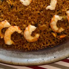 Arroz del senyoret con gambas y mejillones, listo para disfrutar.
