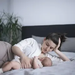 Mama karmi na leżąco, a potem czeka na odbijanie. Spokojny moment bliskości na łóżku.