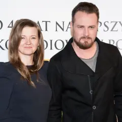 Paweł Małaszyński z żoną, uśmiechnięci na tle napisu "Teatr Komedia".
