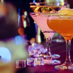 Jak przygotować idealny drink Manhattan: przepis i historia koktajlu