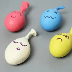 Cztery kolorowe balony z narysowanymi buźkami, gotowe do zabawy. Prosty sposób, jak zrobić gniotka.
