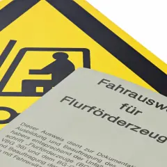Gelbes Warnschild mit Gabelstapler-Symbol und "Fahrausweis für Flurförderzeuge". Zeigt, welche Stapler man ohne Staplerschein fahren darf.