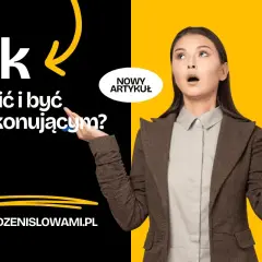 Kobieta w garniturze z otwartymi dłońmi, zadziwiona, na tle czarno-żółtym z tekstem.