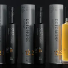 Trois bouteilles d'Octomore, whisky tourbé d'Islay, avec leurs tubes. L'une est dorée, les deux autres noires. Les étiquettes affichent des niveaux de PPM élevés, comme 130.8 PPM.