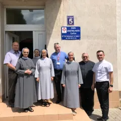 Kto płaci za dom samotnej matki? Zasady finansowania pobytu