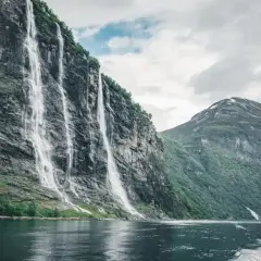 Spektakularne wodospady na skalnych zboczach w **Norwegii**. **Fiordy** zachwycają podczas **wycieczki objazdowej**.