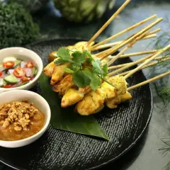 Kurczak satay na patyczkach, idealny do diety bez glutenu i laktozy. Przepisy na takie dania są łatwe i smaczne.