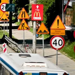 Kto stawia znaki drogowe na osiedlu? Poznaj swoje prawa!