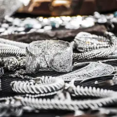 Kolekcja biżuterii ze **srebra 925**: bransolety, naszyjniki i kolczyki z drutu, koralików i ażurowych wzorów.