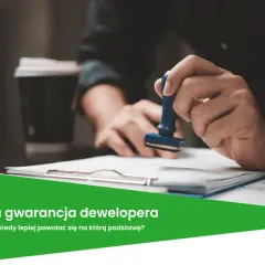 Dłoń z pieczątką nad dokumentem. Temat: rękojmia a gwarancja dewelopera – czym się różnią i kiedy którą wybrać?