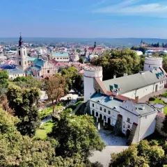 Zamek w Przemyślu i jego okolice oferują wspaniałe atrakcje. Widok na miasto, kościoły i zieleń.