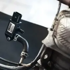 Czujnik różnicy ciśnień DPF, kluczowy element do sprawdzenia multimetrem.