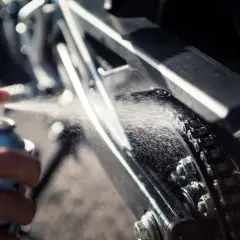 Łańcuch motocyklowy: Czym czyścić, a czego unikać?
