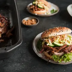 Pyszny burger wołowy z szarpanym mięsem, chrupiącą surówką i świeżymi warzywami. Idealny dodatek do burgera wołowego.