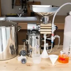 Ensemble pour brassage de bière sans malt : cuve, moulin, fermenteur et accessoires.