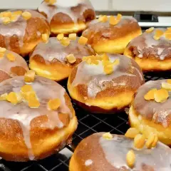 Pyszne pączki z lukrem i kandyzowaną skórką pomarańczową. Zastanawiasz się, ile kalorii ma pączek? Te wyglądają na słodką pokusę!