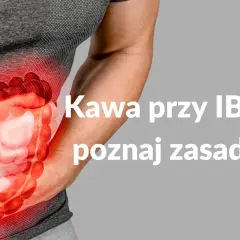Osoba z bólem brzucha, symbolizującym zespół jelita drażliwego. Czy kawa jest wrogiem przy IBS? Poznaj zasady!