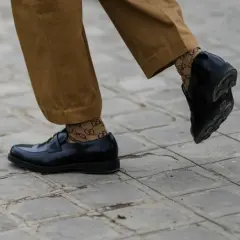 Skrzypiące buty na mokrej podłodze? Poznaj przyczyny i ciszę!